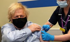 BORIS JOHNSON REÇOIT SA PREMIÈRE DOSE DE VACCIN ASTRAZENECA