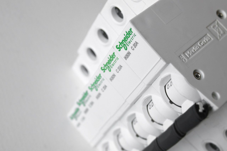 Des disjoncteurs Schneider Electric (crédit photo : Adobe Stock /  )