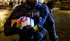 Un policier municipal avec des cartouches de cigarettes de contrebande saisies à Saint-Denis, en Seine-Saint-Denis, le 22 janvier 2026 ( AFP / Dimitar DILKOFF )