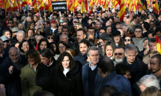 (g-d) L'ancienne maire de Madrid, Ana Botella, son mari, l'ancien Premier ministre espagnol José María Aznar, la présidente de la région de Madrid, Isabel Ayuso, et le chef du Parti populaire (PP), Alberto Núñez Feijö, participent à une manifestation contre la corruption organisée par le PP, le 30 novembre 2025 à Madrid ( AFP / JAVIER SORIANO )
