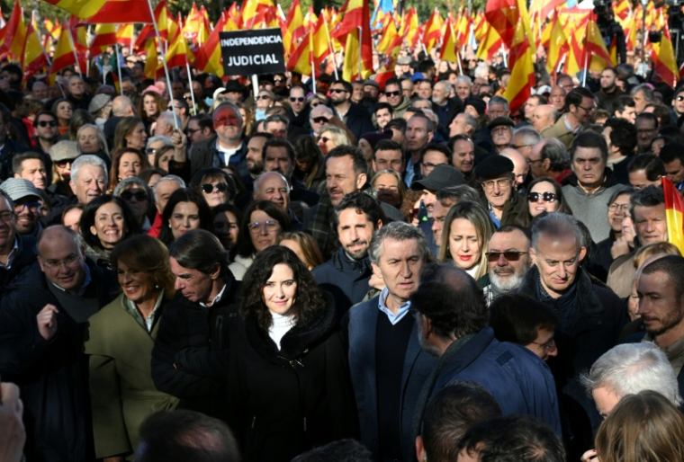 (g-d) L'ancienne maire de Madrid, Ana Botella, son mari, l'ancien Premier ministre espagnol José María Aznar, la présidente de la région de Madrid, Isabel Ayuso, et le chef du Parti populaire (PP), Alberto Núñez Feijö, participent à une manifestation contre la corruption organisée par le PP, le 30 novembre 2025 à Madrid ( AFP / JAVIER SORIANO )