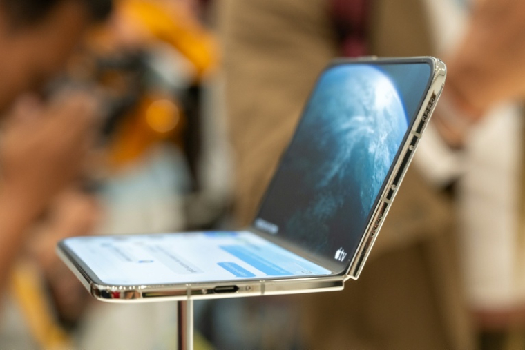 Le premier iPhone pliable d'Apple, l'iPhone Duo, à Cupertino en Californie le 9 septembre 2026, aux Etats-Unis ( AFP / Karl Mondon )