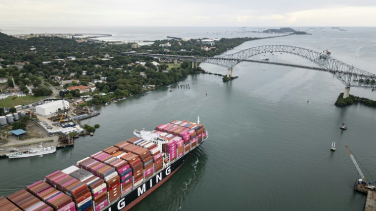 Un porte-conteneurs taïwanais sort du canal de Panama, le 6 octobre 2025 ( AFP / MARTIN BERNETTI )