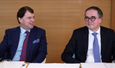 Le directeur général de Ford Jim Farley et le directeur général du Groupe Renault François Provost