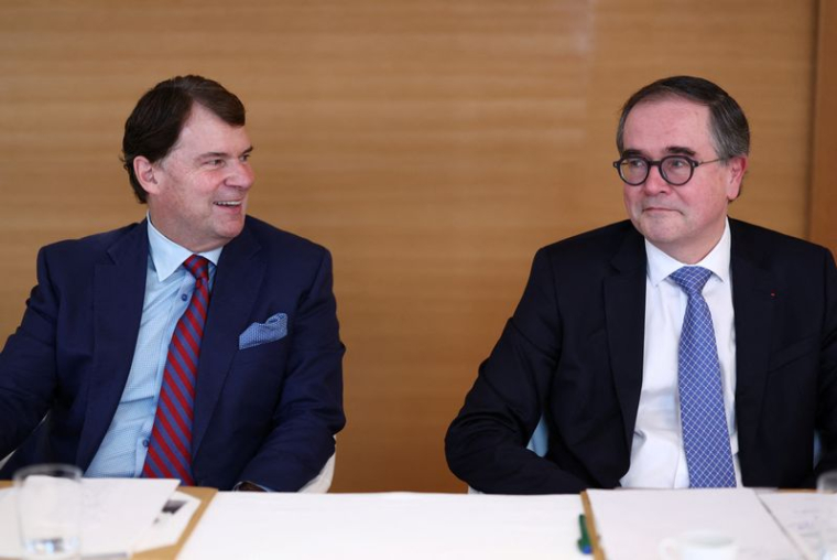 Le directeur général de Ford Jim Farley et le directeur général du Groupe Renault François Provost