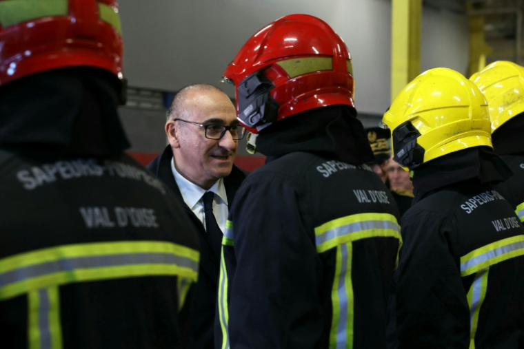 Le ministre de l'Intérieur, Laurent Nuñez, avec des pompiers à Villiers-le Bel (Val-d'Oise), le 31 décembre 2025 ( POOL / Alain JOCARD )