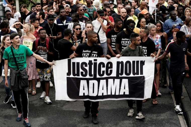 Manifestation en soutien à la famille d'Adama Traoré, à  Beaumont-sur-Oise, le 20 juillet 2019 ( AFP / Kenzo TRIBOUILLARD )