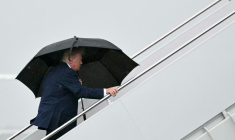 Le président américain Donald Trump à sa montée à bord de l'avion présidentiel Air Force One, à la base Andrews près de Washington, le 23 juin 2026 ( AFP / Mandel NGAN )