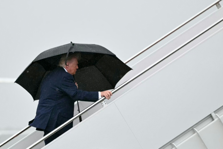 Le président américain Donald Trump à sa montée à bord de l'avion présidentiel Air Force One, à la base Andrews près de Washington, le 23 juin 2026 ( AFP / Mandel NGAN )