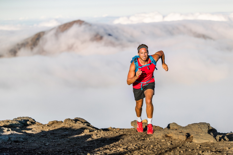 Voyage sportif Explorer les montagnes à travers le trail running