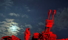 Des militaires de l'unité mobile de défense aérienne préparent un canon antiaérien dans la région de Kharkiv