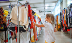 De plus en plus de marques de prêt-à-porter pour enfants proposent leur offre de seconde main. ( crédit photo : Getty Images )