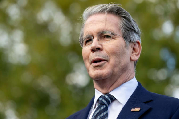 Le ministre américain des Finances Scott Bessent répond aux questions de journalistes à l'extérieur de l'aile ouest de la Maison Blanche, le 22 octobre 2025 à Washington ( AFP / Jim WATSON )