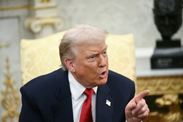 Le président américain Donald Trump parle à la presse au moment de recevoir le prince héritier saoudien, Mohammed ben Salmane dans le Bureau ovale de la Maison Blanche, à Washington, le 18 novembre 2025 ( AFP / Brendan SMIALOWSKI )