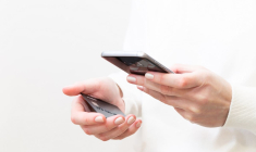 (Crédits photo : Adobe Stock - Femme effectuant un paiement en ligne avec sa carte bancaire à partir de son smartphone)