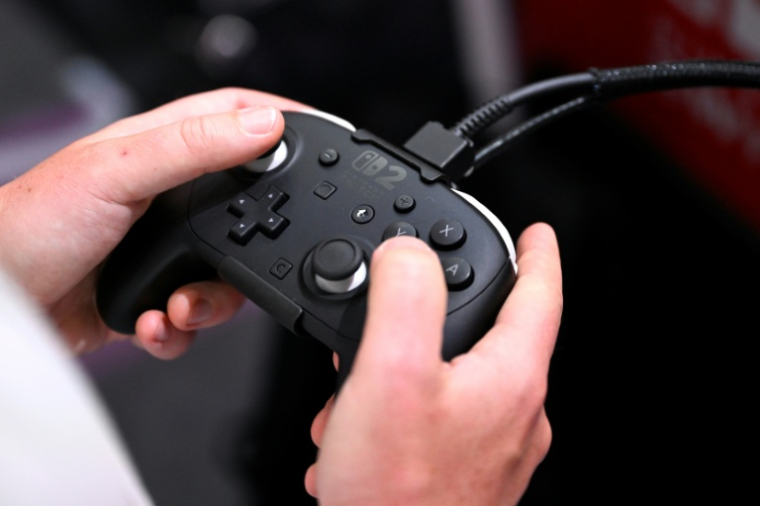 Un joueur sur une Switch 2 de Nintendo au salon Gamescom, le 20 août 2025, à Cologne en Allemagne ( AFP / Ina FASSBENDER )