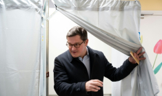 Le maire socialiste sortant de Lille Arnaud Deslandes vote au 1er tour des municipales, le 15 mars 2026 à Lille ( AFP / Elise HOUBEN )