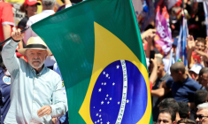 Le président brésilien Luiz Inacio Lula da Silva, candidat à sa réélection, tient le drapeau national durant un meeting à Sao Paulo, au Brésil, le 26 septembre 2026 ( AFP / Miguel SCHINCARIOL )