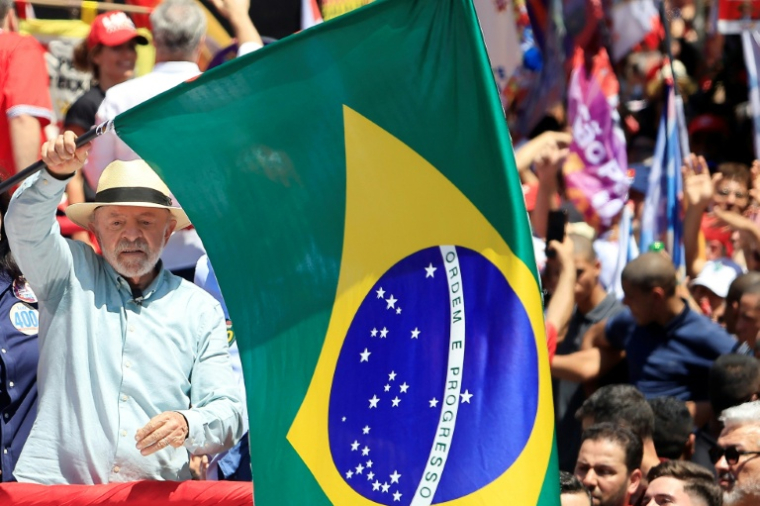 Le président brésilien Luiz Inacio Lula da Silva, candidat à sa réélection, tient le drapeau national durant un meeting à Sao Paulo, au Brésil, le 26 septembre 2026 ( AFP / Miguel SCHINCARIOL )