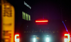 Une voiture de police à Salem (New Hampshire), devant le bâtiment où a été retrouvé le corps du suspect de la fusillade de l'université de Brown, le 19 décembre 2025 ( AFP / Bing Guan )