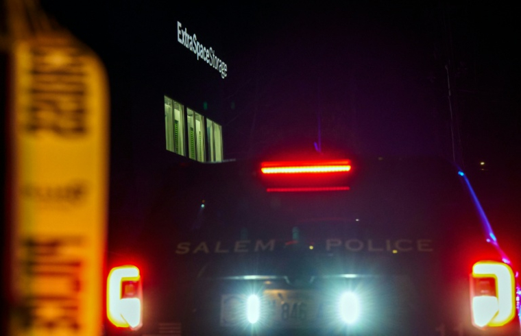Une voiture de police à Salem (New Hampshire), devant le bâtiment où a été retrouvé le corps du suspect de la fusillade de l'université de Brown, le 19 décembre 2025 ( AFP / Bing Guan )