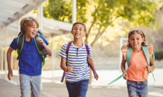 Retrouvez tous nos conseils pour choisir la tenue idéale pour le premier jour d’école crédit photo : Shutterstock