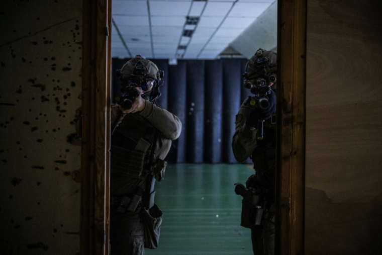 Des membres du RAID (Recherche, Assistance, Intervention, Dissuasion) participent à un exercice d'entraînement à la libération d'otages, au quartier général du RAID, à Bièvres, dans la banlieue sud de Paris, le 8 octobre 2025 ( AFP / JULIEN DE ROSA )