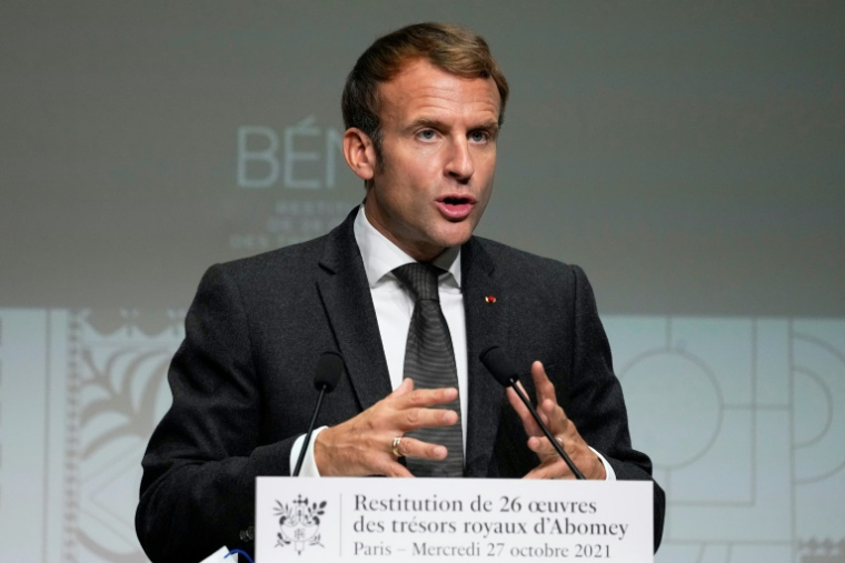 Emmanuel Macron au musée du Quai Branly, à Paris, le 27 octobre 2021 où sont exposés des trésors du Bénin avant leur restitution ( POOL / Michel Euler )
