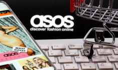 ASOS ANNONCE LA DÉMISSION DE SON DG ET AVERTIT SUR SES RÉSULTATS
