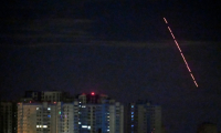 La défense aérienne ukrainienne déployée contre des drones et missiles russes lors d'une frappe nocturne massive sur Kiev, le 10 juillet 2025 ( AFP / Sergei SUPINSKY )