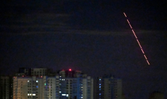 La défense aérienne ukrainienne déployée contre des drones et missiles russes lors d'une frappe nocturne massive sur Kiev, le 10 juillet 2025 ( AFP / Sergei SUPINSKY )