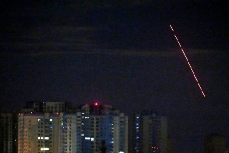 La défense aérienne ukrainienne déployée contre des drones et missiles russes lors d'une frappe nocturne massive sur Kiev, le 10 juillet 2025 ( AFP / Sergei SUPINSKY )