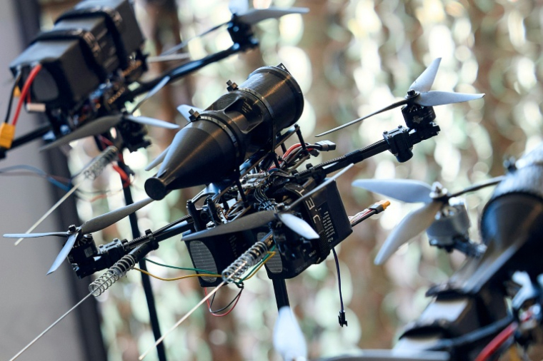 Photographie prise le 17 septembre 2025, et publiée le 19 septembre 2025, montrant une exposition de drones lors d'un salon dédié aux technologies militaires à Lviv, en Ukraine ( Brave1 / Handout )