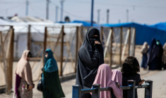 Des femmes et des enfants au camp Roj, où sont détenus des proches de combattants présumés du groupe État islamique (EI), dans la province de Hassakah, au nord-est de la Syrie, le 8 octobre 2023 ( AFP / Delil souleiman )