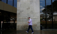 BRÉSIL: LA BANQUE CENTRALE CHOISIT UNE HAUSSE DE TAUX PLUS IMPORTANTE POUR MAÎTRISER L'INFLATION