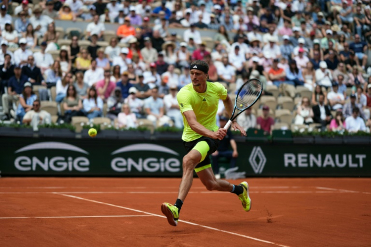 L'Allemand Alexander Zverev, N.3 mondial, en huitièmes de finale de Roland-Garros contre le Néerlandais Tallon Griekspoor le 2 juin 2025 à Paris ( AFP / Dimitar DILKOFF )
