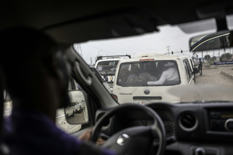 Un ambulancier bloqué dans un embouteillage à Lagos, capitale économique du Nigeria qui ne compte qu'une centaine d'ambulances pour 20 millions d'habitants, le 8 septembre 2025 ( AFP / OLYMPIA DE MAISMONT )