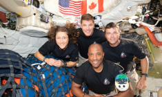 Les membres de l'équipage d'Artemis II : Christina Koch (g), Jeremy Hansen (en haut), Reid Wiseman (d) et Victor Glover (en bas), à l'intérieur du vaisseau spatial Orion le 7 avril 2026 ( NASA / Handout )