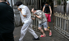 Des ressortissants chinois suspectés d'appartenir à un réseau de cybercriminalité sont escortés vers une prison sri-lankaise après leur arrestation à Colombo, le 9 mai 2026 ( AFP / Ishara S. KODIKARA )