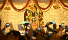 Des fidèles hindous rassemblés devant une statue du dieu Ram au temple d'Ayodhya, dans le nord de l'Inde, le 22 janvier 2024  ( AFP / Money SHARMA )