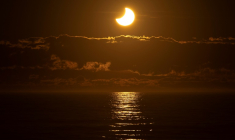 Eclipse de soleil partielle à New Brighton, en Nouvelle-Zélande, le 22 septembre 2025 ( AFP / Sanka Vidanagama )