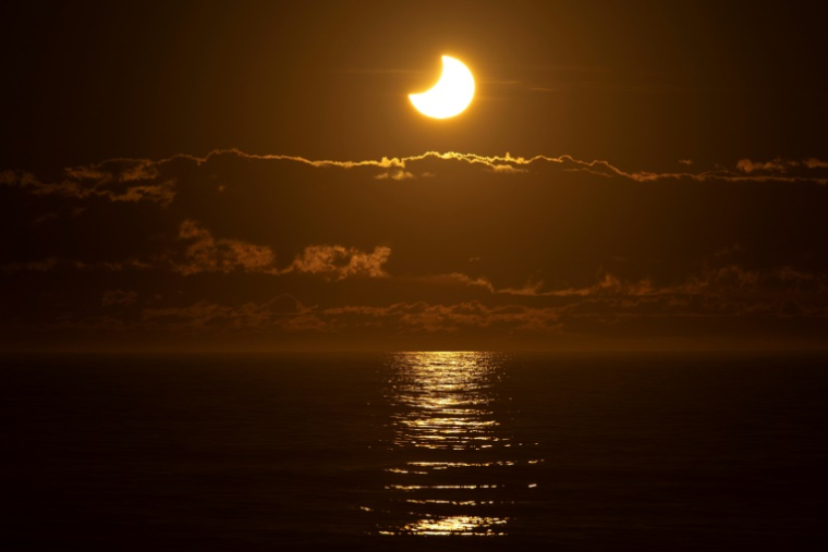 Eclipse de soleil partielle à New Brighton, en Nouvelle-Zélande, le 22 septembre 2025 ( AFP / Sanka Vidanagama )