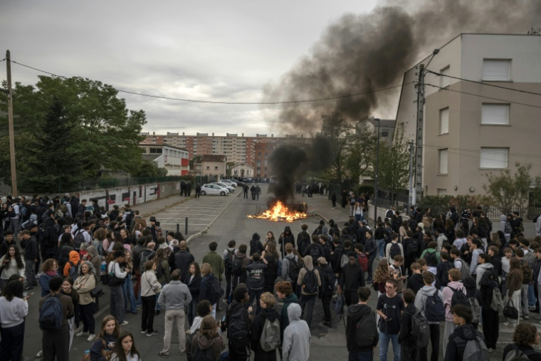 Manifestation devant le lycée Toulouse Lautrec à Toulouse, le 12 octobre 2026 ( AFP / Ed JONES )