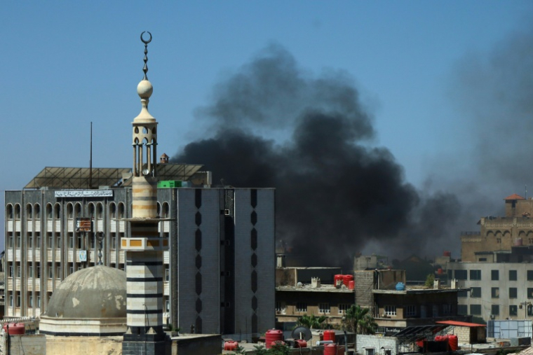 De la fumée s'élève au-dessus de la ville de Soueida après l'entrée des forces gouvernementales syriennes, le 15 juillet 2025 ( AFP / Shadi AL-DUBAISI )