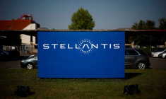 Logo de Stellantis à l'extérieur du bâtiment de la société à Chartres-de-Bretagne