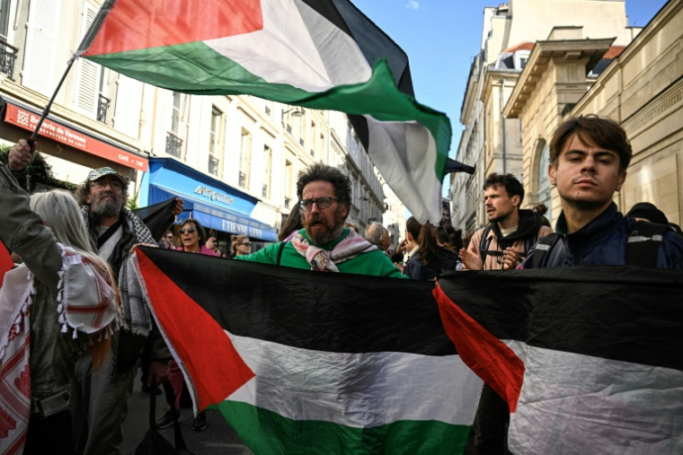 Des manifestants et des proches des militants français qui ont participé à la flottille pour Gaza marchent vers l'Hôtel Matignon, lors d'un rassemblement à Paris, le 5 octobre 2025 ( AFP / JULIEN DE ROSA )