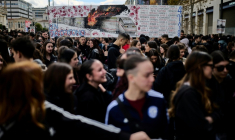 Manifestation d'étudiants à Athènes le 26 février 2026, à deux jours de l'anniversaire de la catastrophe ferroviaire de Tempé ( AFP / Aggelos NAKKAS )