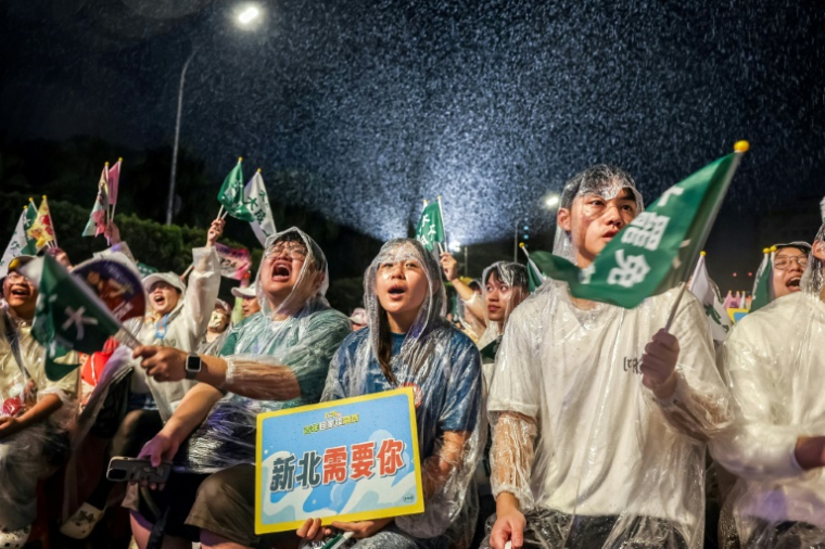 Des manifestants pro-destitution devant le palais présidentiel à Taipei sous une pluie torrentielle, le 24 juillet 2025 ( AFP / I-Hwa CHENG )