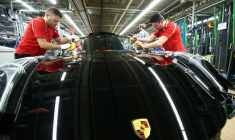 Des employés du constructeur automobile allemand Porsche installent le pare-brise d'une Porsche 911 à l'usine Porsche de Stuttgart-Zuffenhausen