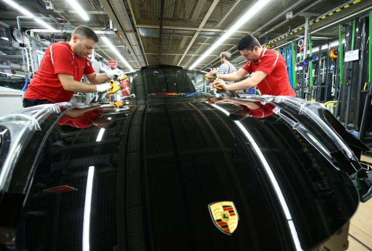 Des employés du constructeur automobile allemand Porsche installent le pare-brise d'une Porsche 911 à l'usine Porsche de Stuttgart-Zuffenhausen